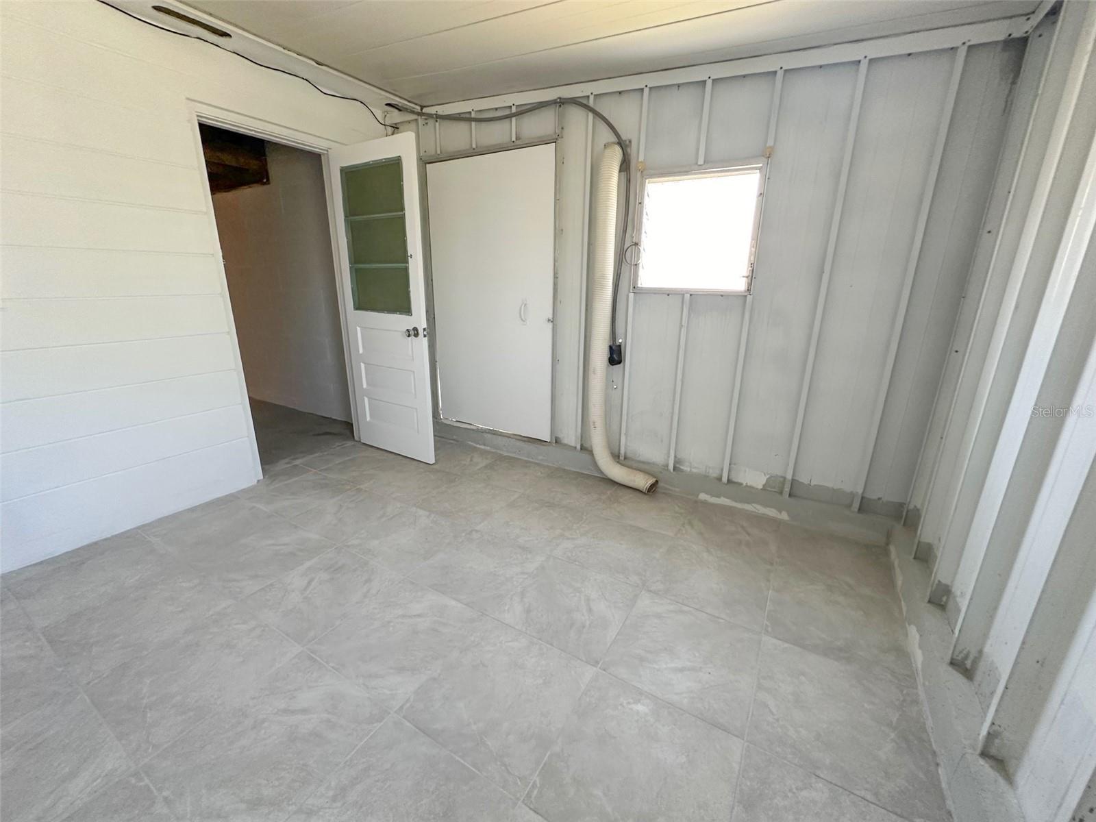 COLONIAL MANOR - Residential Lease