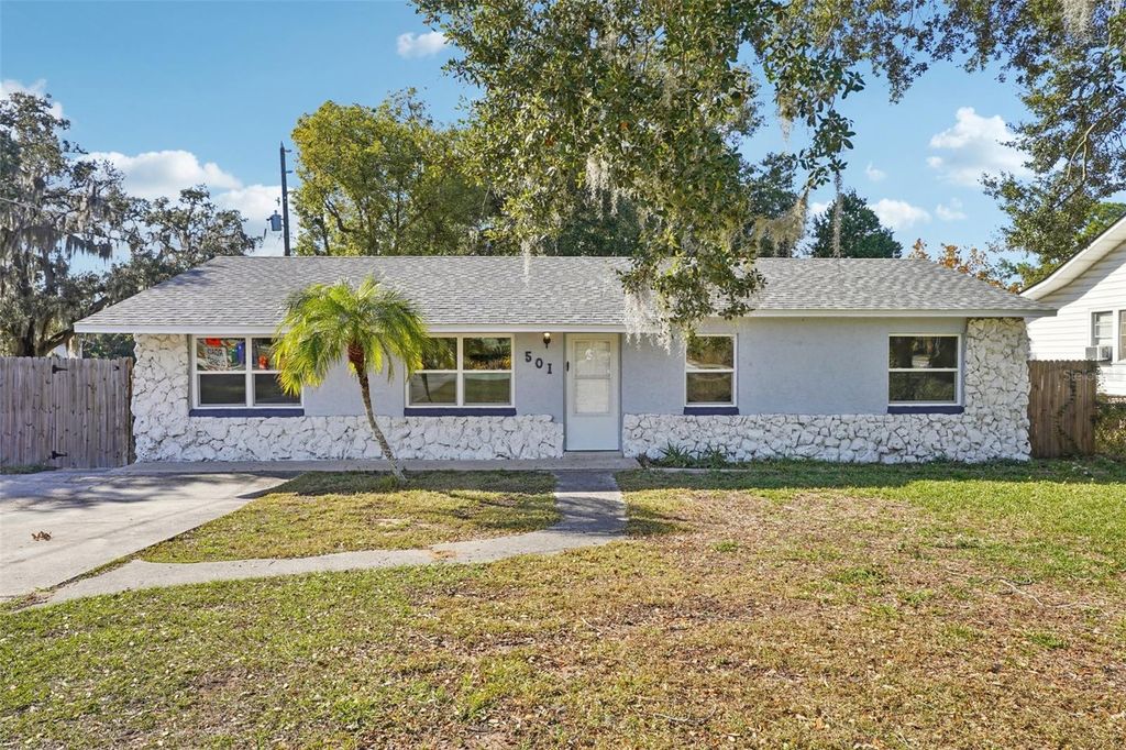 Photo of 501 Dora Avenue, Tavares, FL 32778 (MLS # G5106288)