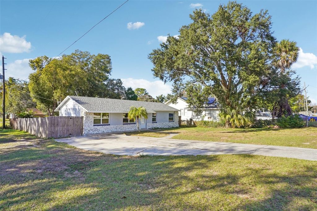 Photo of 501 Dora Avenue, Tavares, FL 32778 (MLS # G5106288)