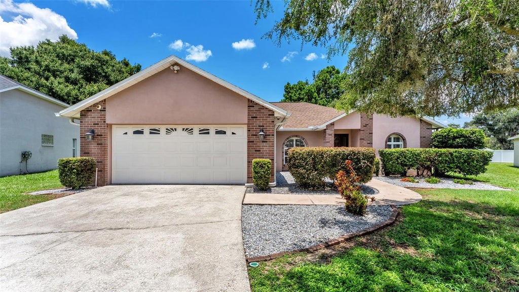 Photo of 2219 Towering Oaks Circle, Seffner, FL 33584 (MLS # L4963307)