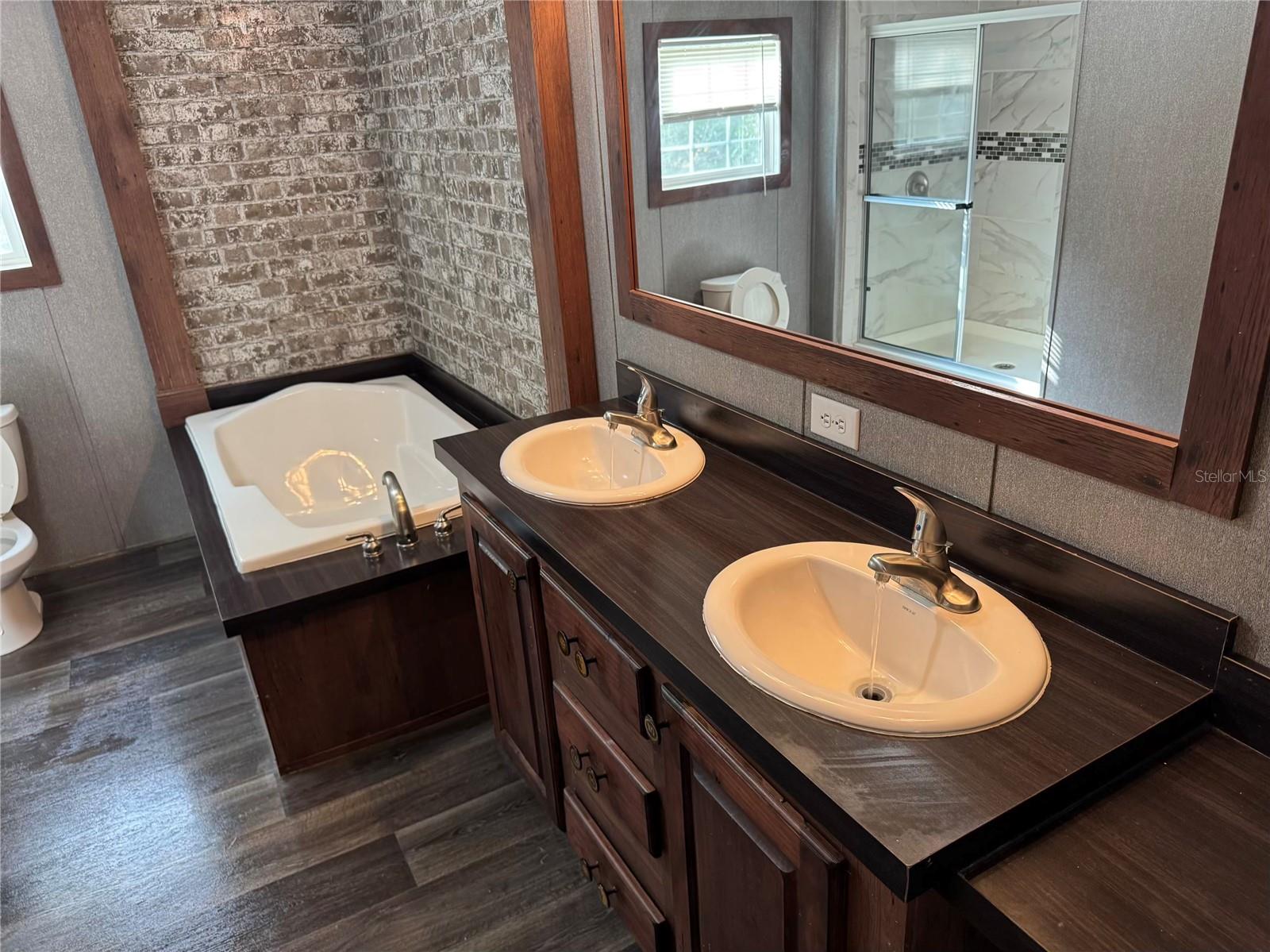 LAKE VIEW MANOR - Residential