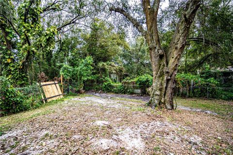 A home in LAKELAND