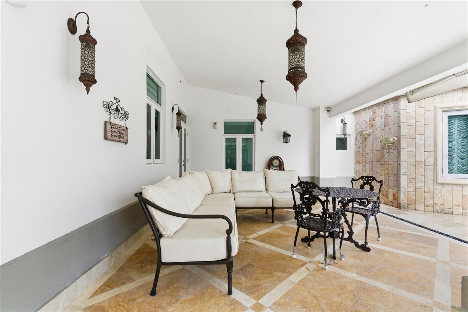 PASEO LAS PALMAS - Residential