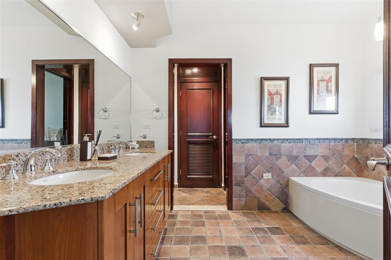 PASEO LAS PALMAS - Residential