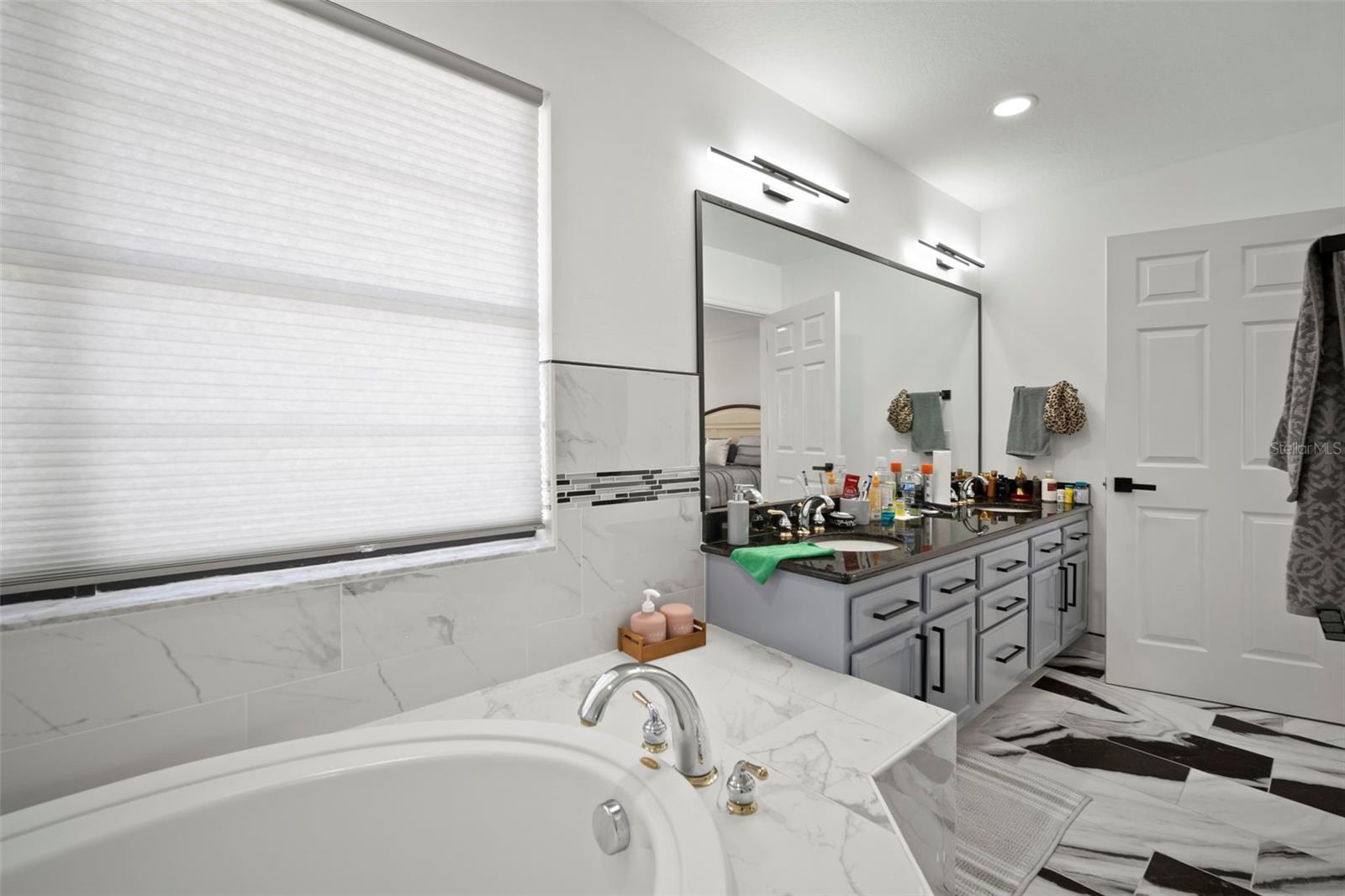 YARDARM CONDO PH I - Residential