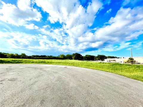 Photo of 729 N 14th Street, Leesburg, FL 34748 (MLS # G5086459)