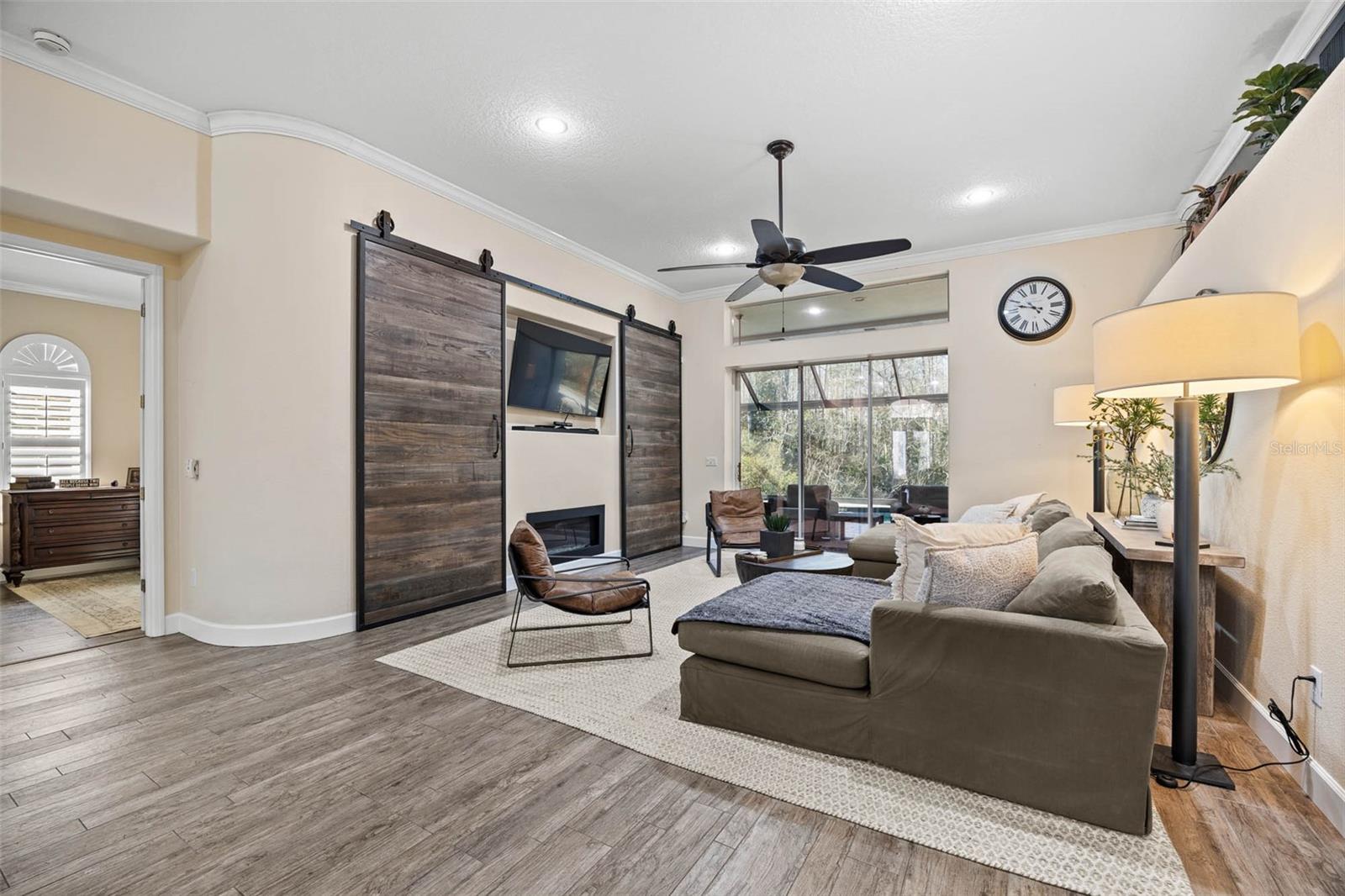 19817 GLAZING GLOBE LANE