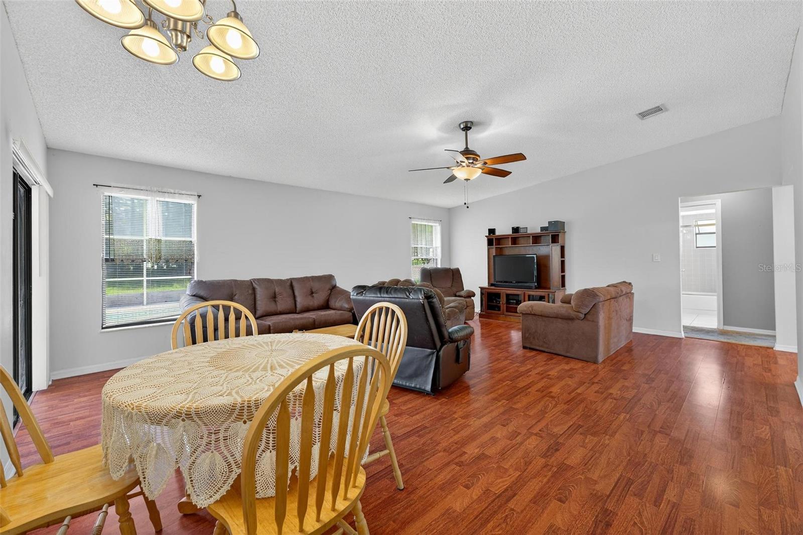 909 HENDON PLACE