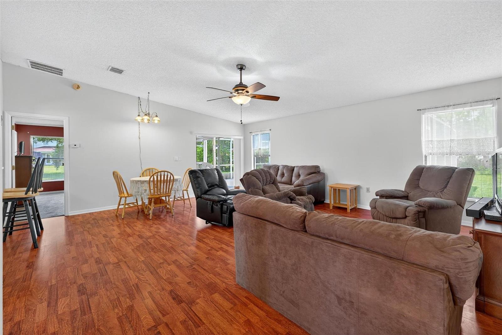 909 HENDON PLACE