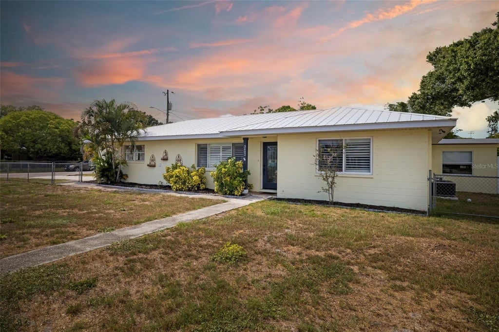 Photo of 3402 15th Avenue W, Bradenton, FL 34205 (MLS # A4698857)