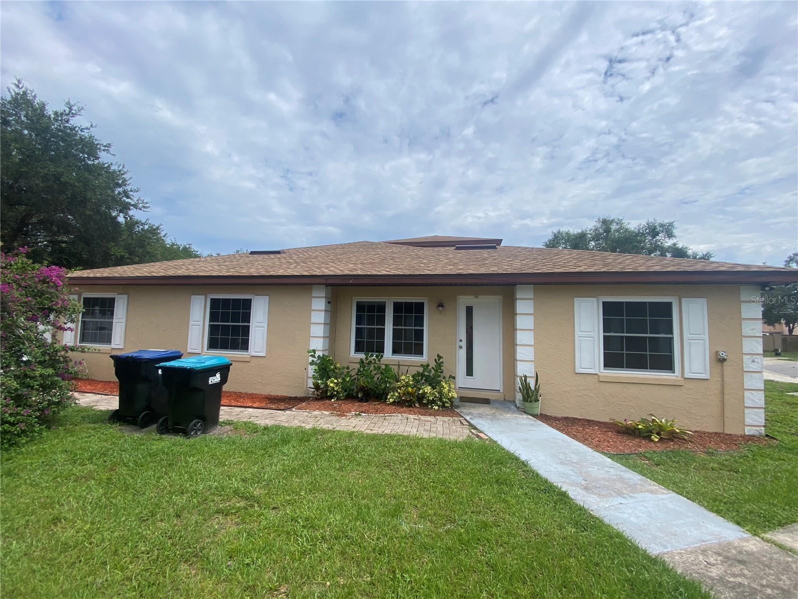 Lovely 3 bedrooms/2 bathrooms villa. Completely remodeled, wood style ceramic tiles throughout, new kitchen cabinets and granite countertops, new bathroom cabinets and countertops. Great location near Waterford Lakes shopping and restaurants, UCF and highways to airport, Downtown Orlando and tourist attractions.