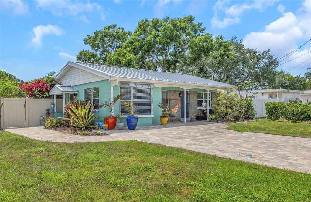 Photo of 4502 W Pearl Avenue, Tampa, FL 33611 (MLS # V4948242)