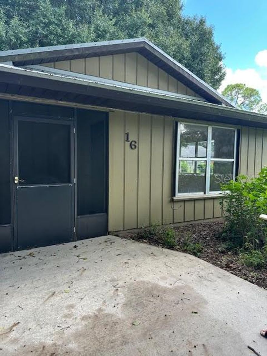 Two bedroom, two bath home in Stevens Park. Eat-in kitchen, en suite bath in master bedroom. Updated metal roof in December 2016. Minutes to all Vero Beach has to offer. No HOA/restrictions.