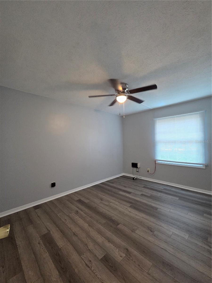 WHISPERING OAKS - Residential