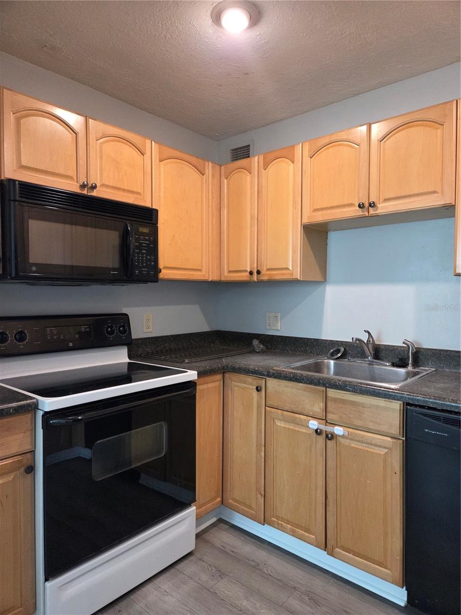 WHISPERING OAKS - Residential