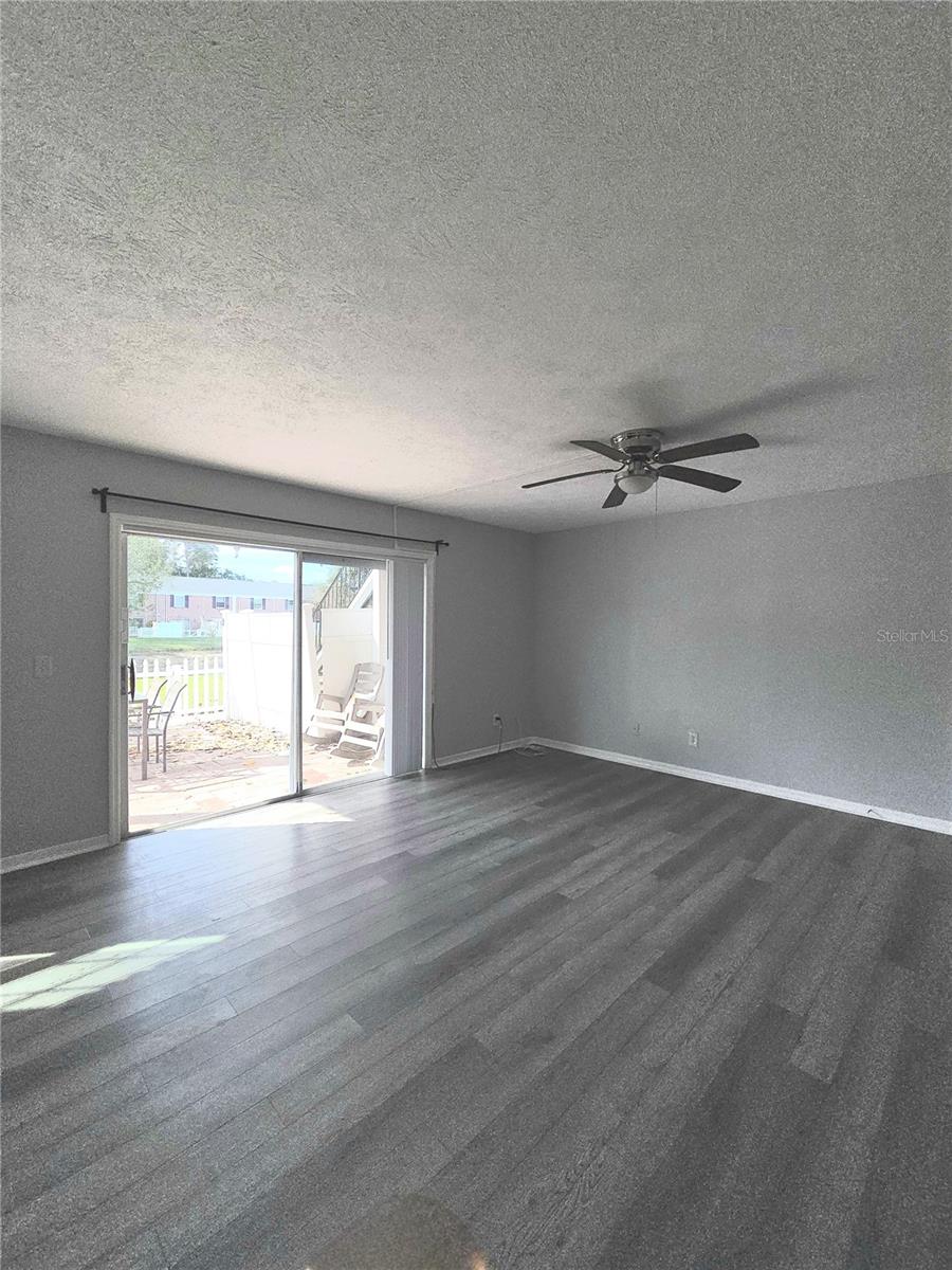 WHISPERING OAKS - Residential