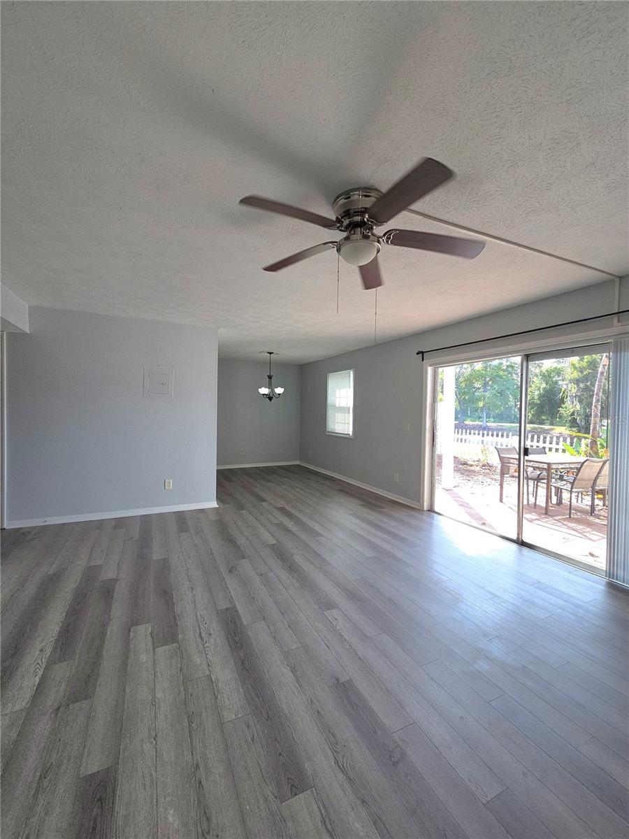 WHISPERING OAKS - Residential