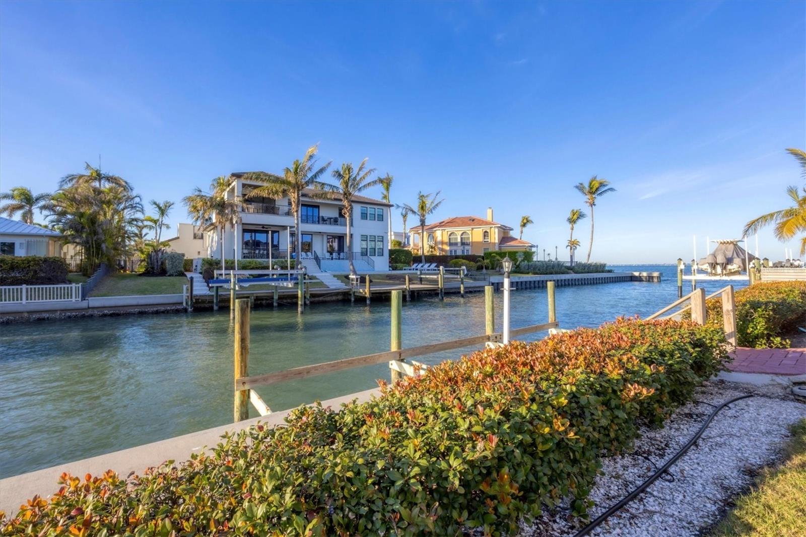 COUNTRY CLUB SHORES - Residential