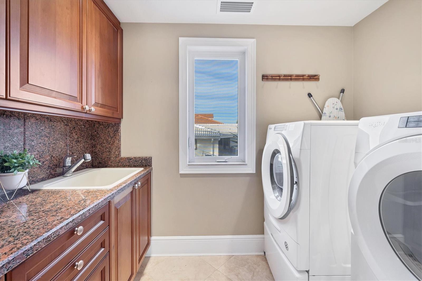 COUNTRY CLUB SHORES - Residential