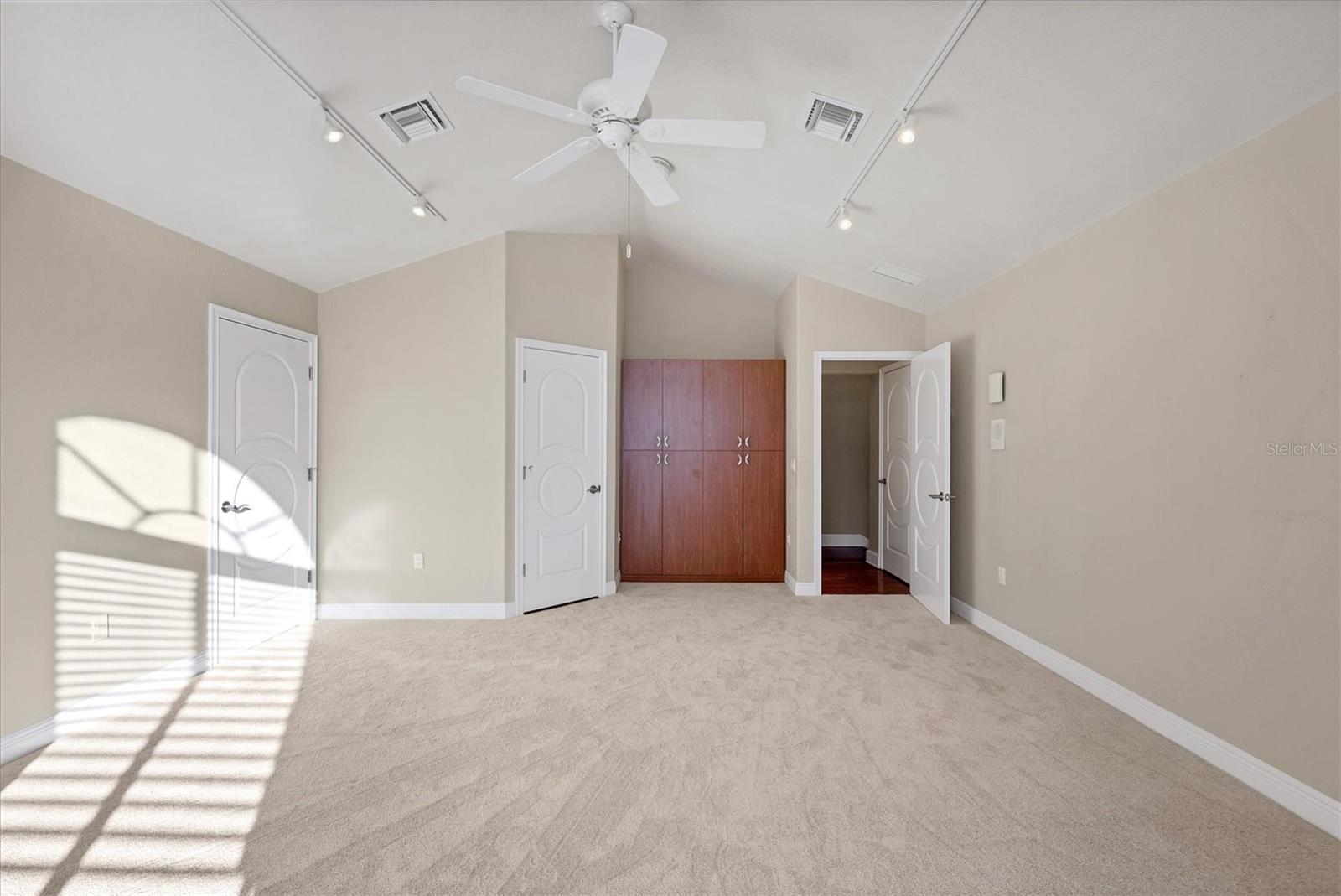 COUNTRY CLUB SHORES - Residential