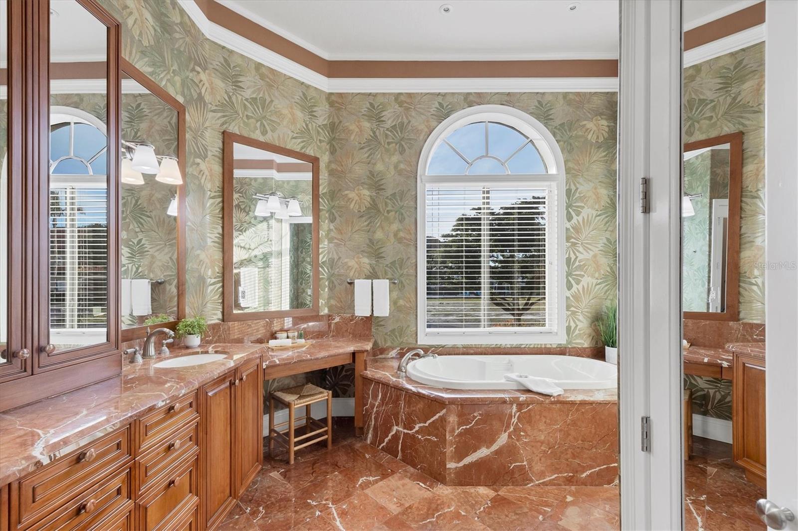 COUNTRY CLUB SHORES - Residential