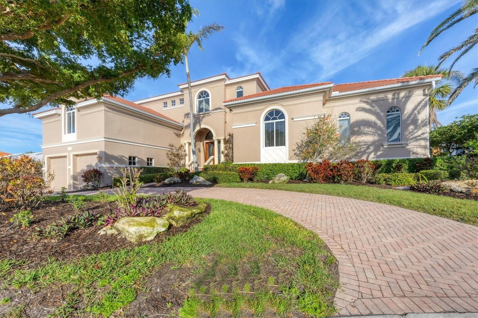 COUNTRY CLUB SHORES - Residential