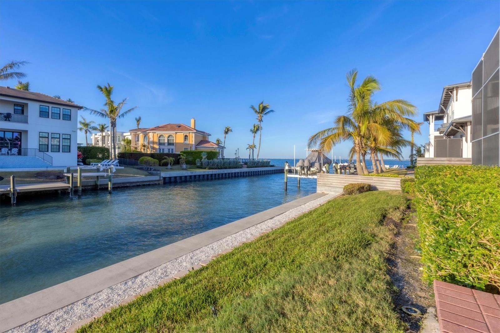 COUNTRY CLUB SHORES - Residential