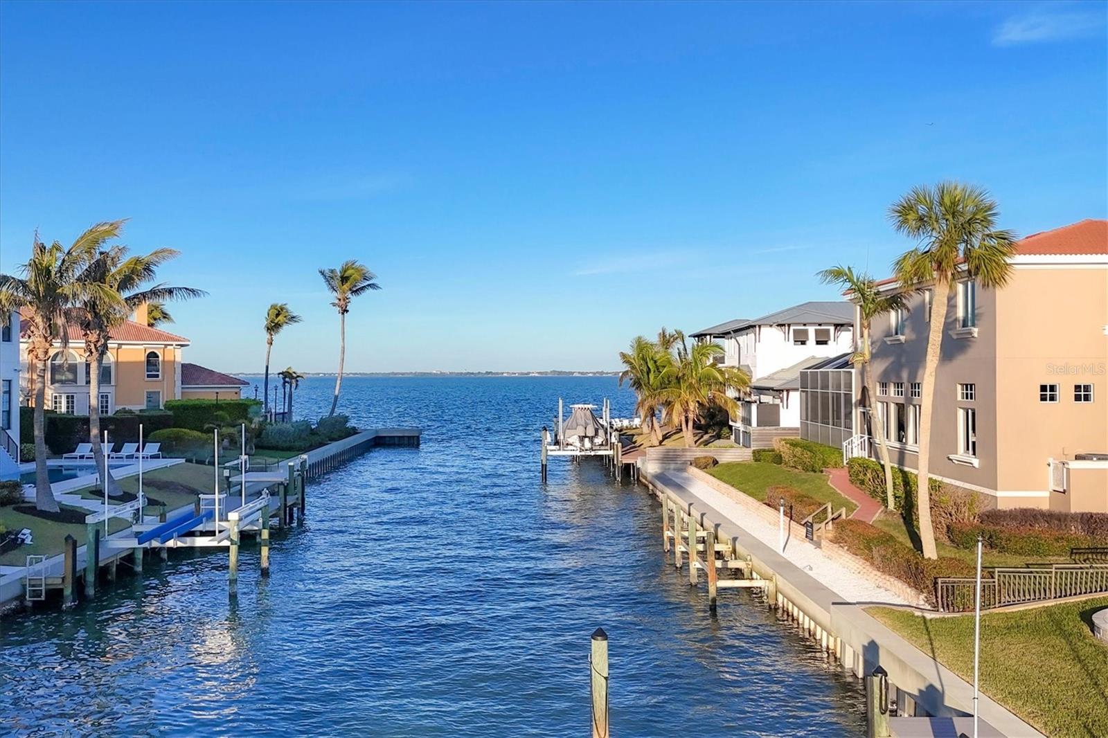 COUNTRY CLUB SHORES - Residential