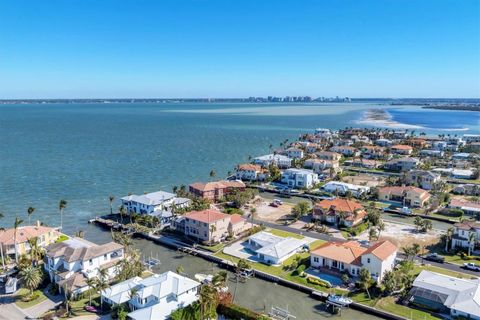 A home in LONGBOAT KEY