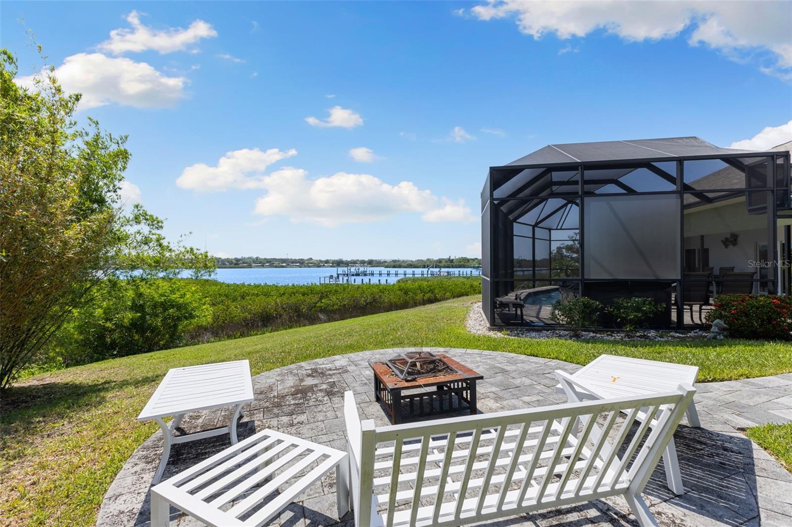 BAYS END - Residential