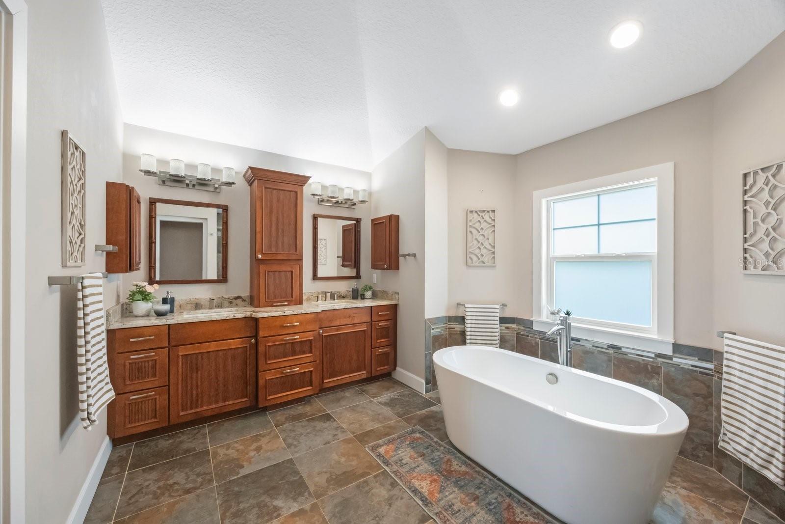 BAYS END - Residential