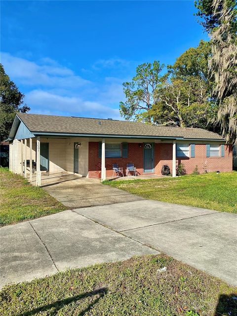 A home in PLANT CITY