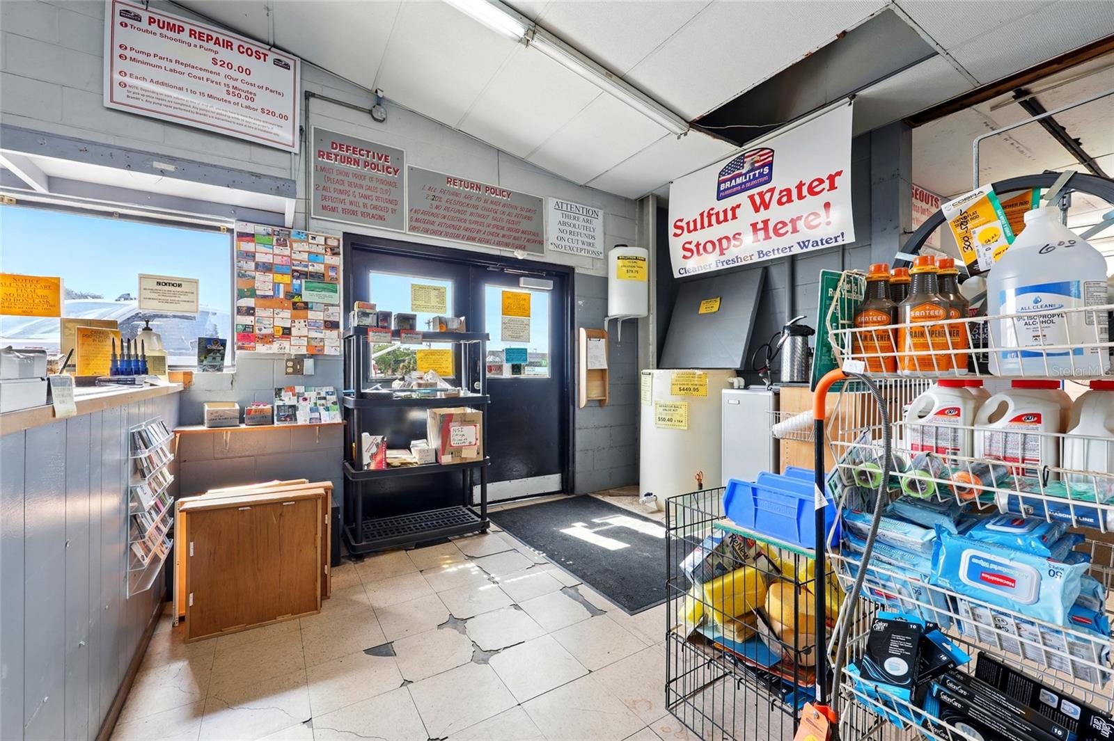 Main image without alt text