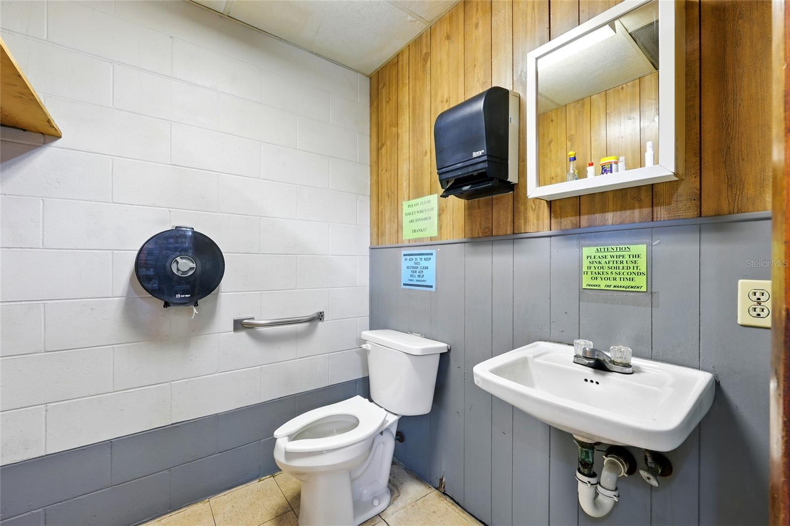 Main image without alt text