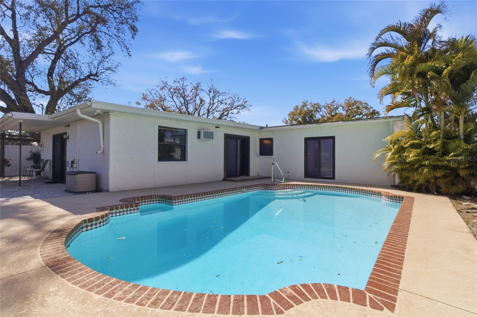 4511 N LINCOLN AVENUE