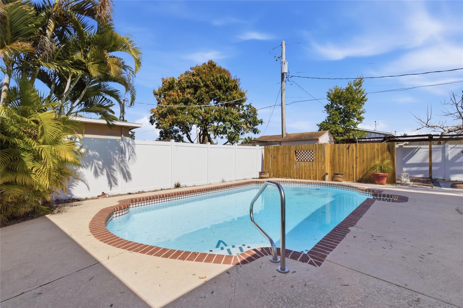 4511 N LINCOLN AVENUE