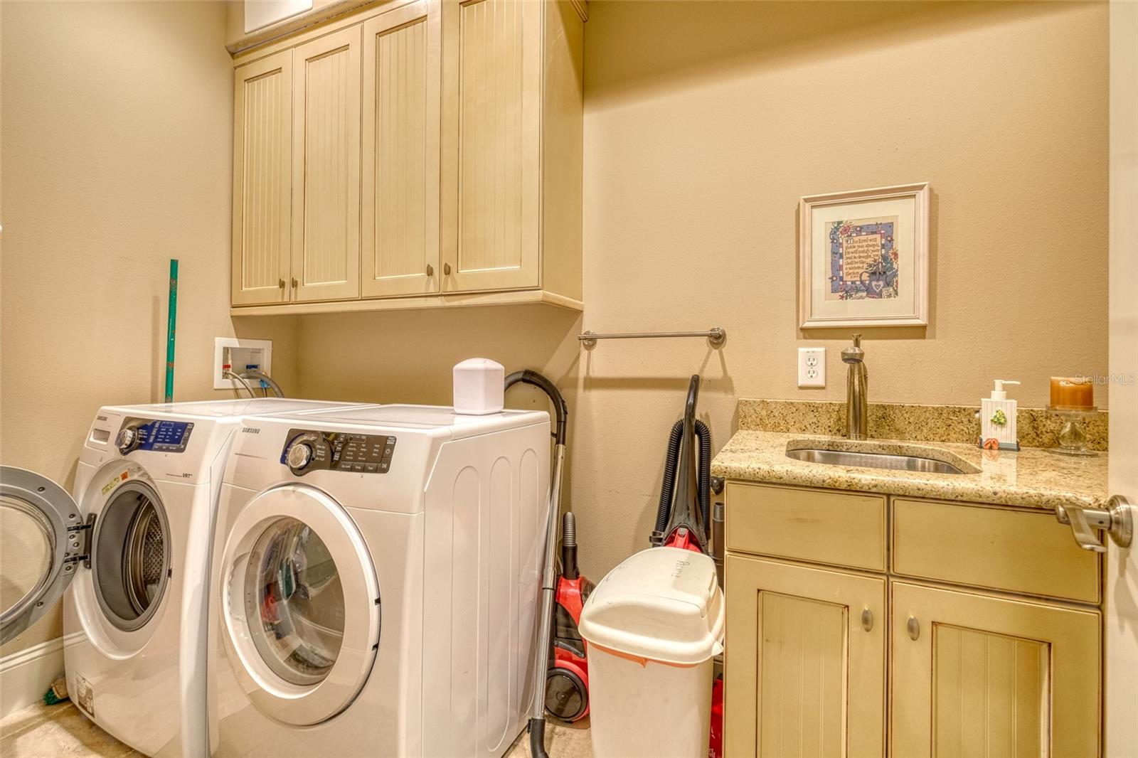 SONSET PLACE CONDO - Residential