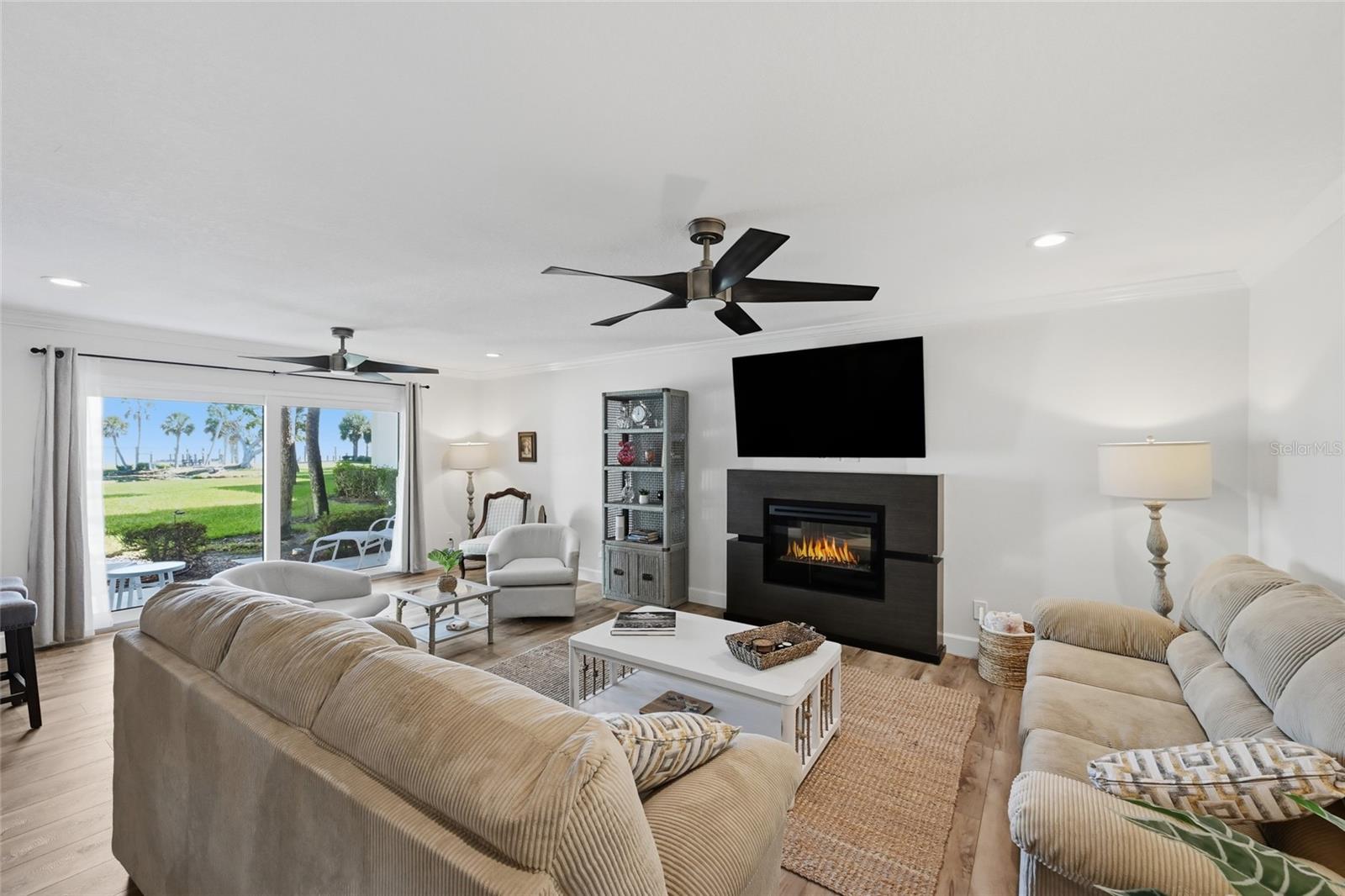 PELICAN HARBOUR & BEACH CLUB - Residential