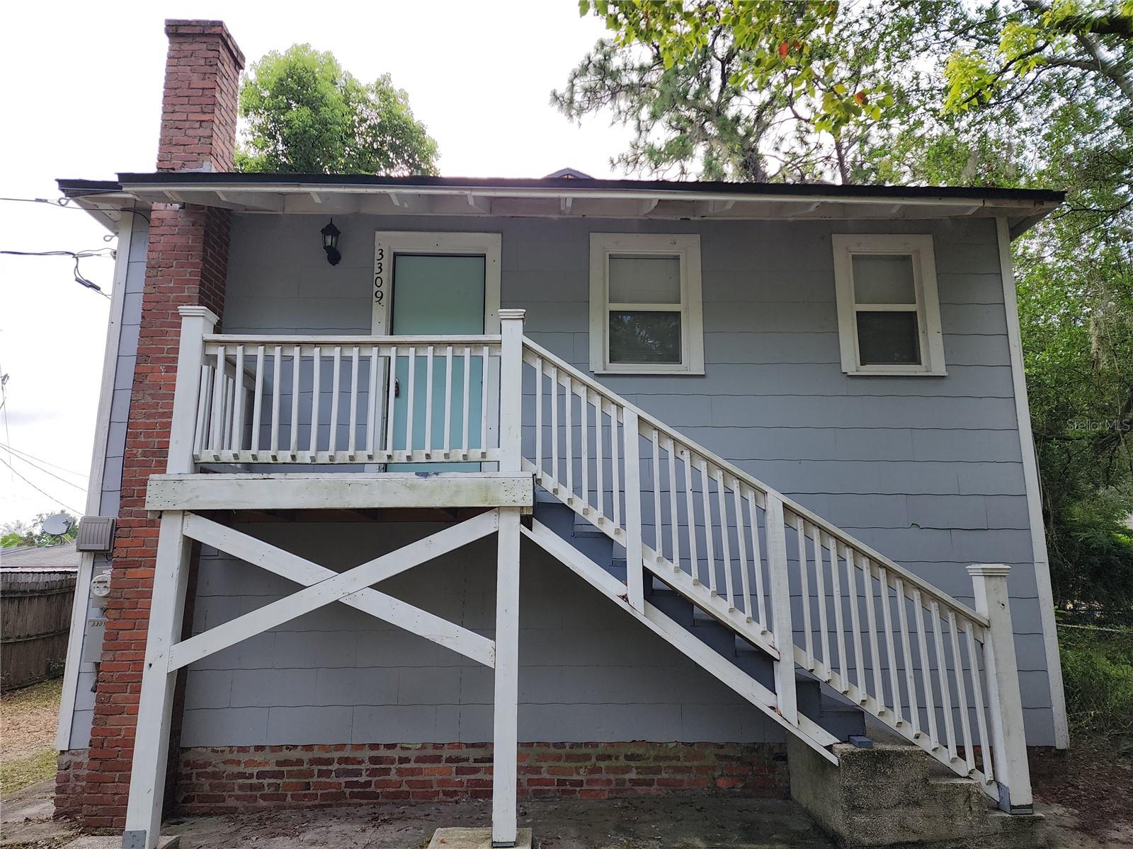 Move-In Special: 1 Month Free!
Don't miss out on this recently renovated 2 bedroom, 1 bath upstairs apartment located in the desirable South Riverside area—just minutes from dining, shopping, and entertainment!
This home features:
- Freshly painted interior
- Tile flooring throughout for easy upkeep
- Open-concept kitchen and dining area
-Large pantry/storage closet
-Dedicated storage area below the unit
- Full-size washer & dryer connections
A Must See! Schedule your tour today and take advantage of the limited-time move-in special.
