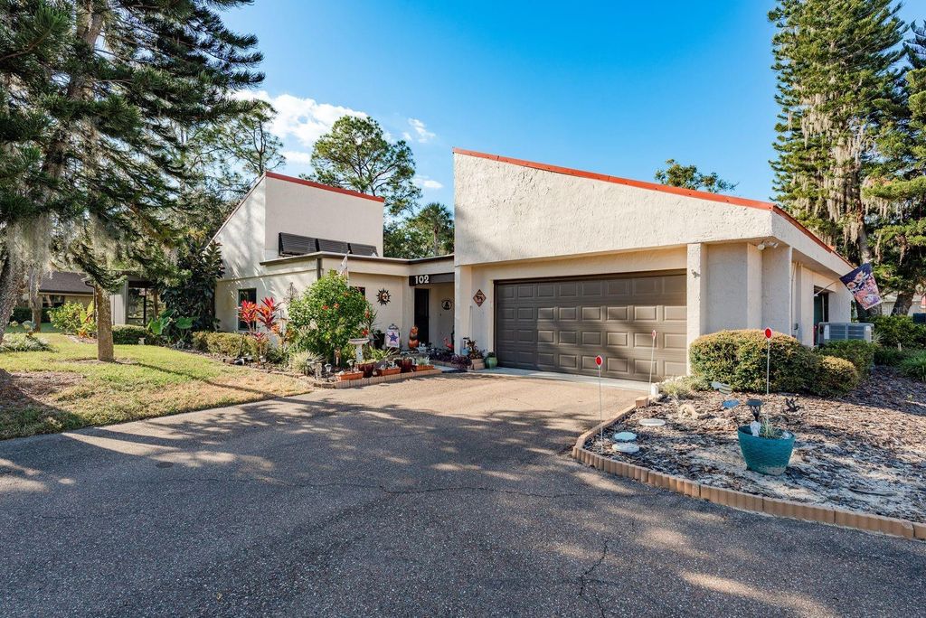 Photo of 102 Capri Court S, Plant City, FL 33566 (MLS # TB8446115)