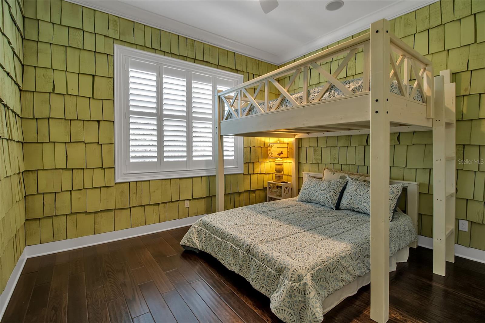 MANGROVE WALK ON HARBOUR ISLE PH 1 - Residential