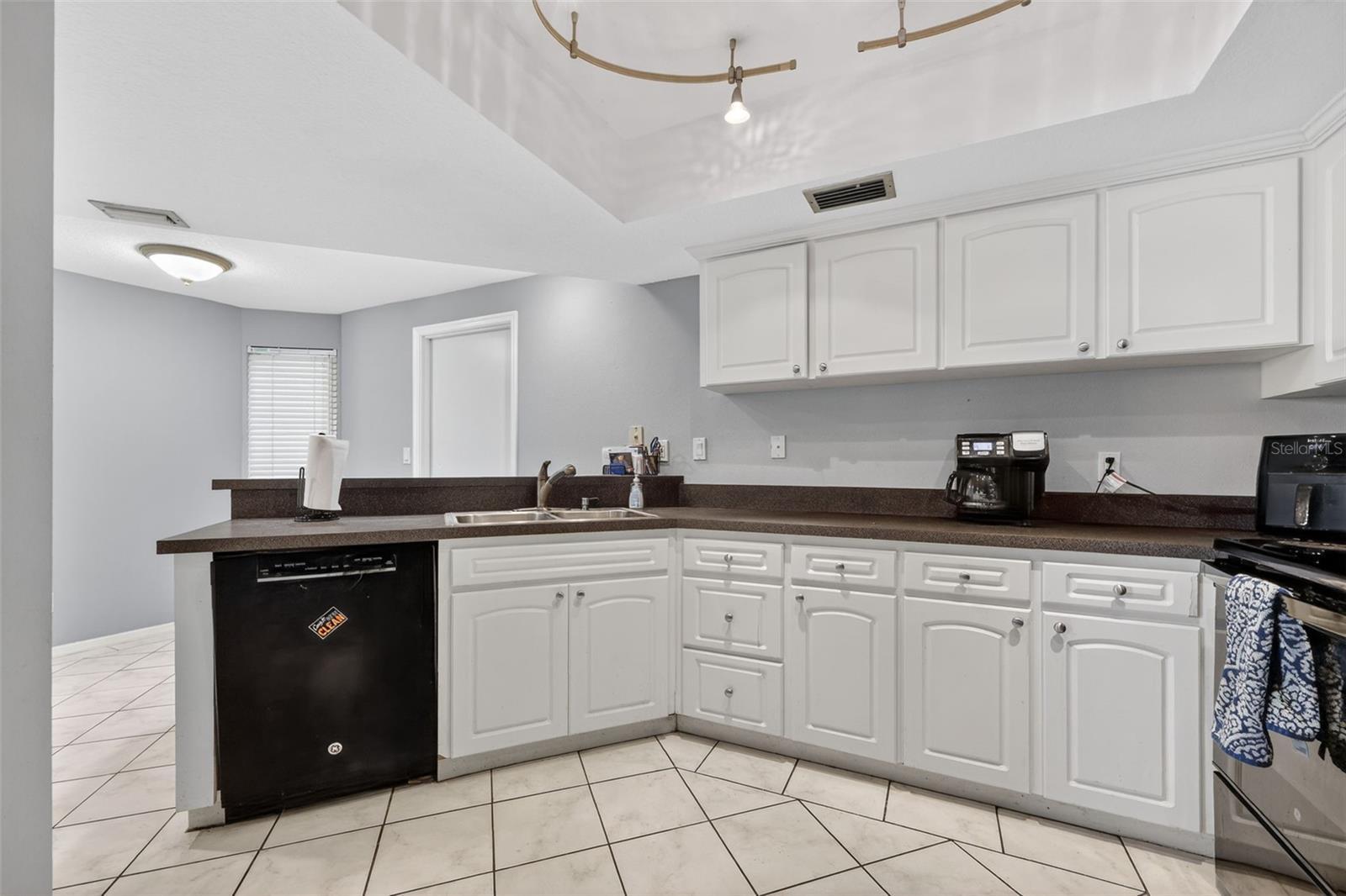 VILLAGE COVE TWNHS CONDO - Residential