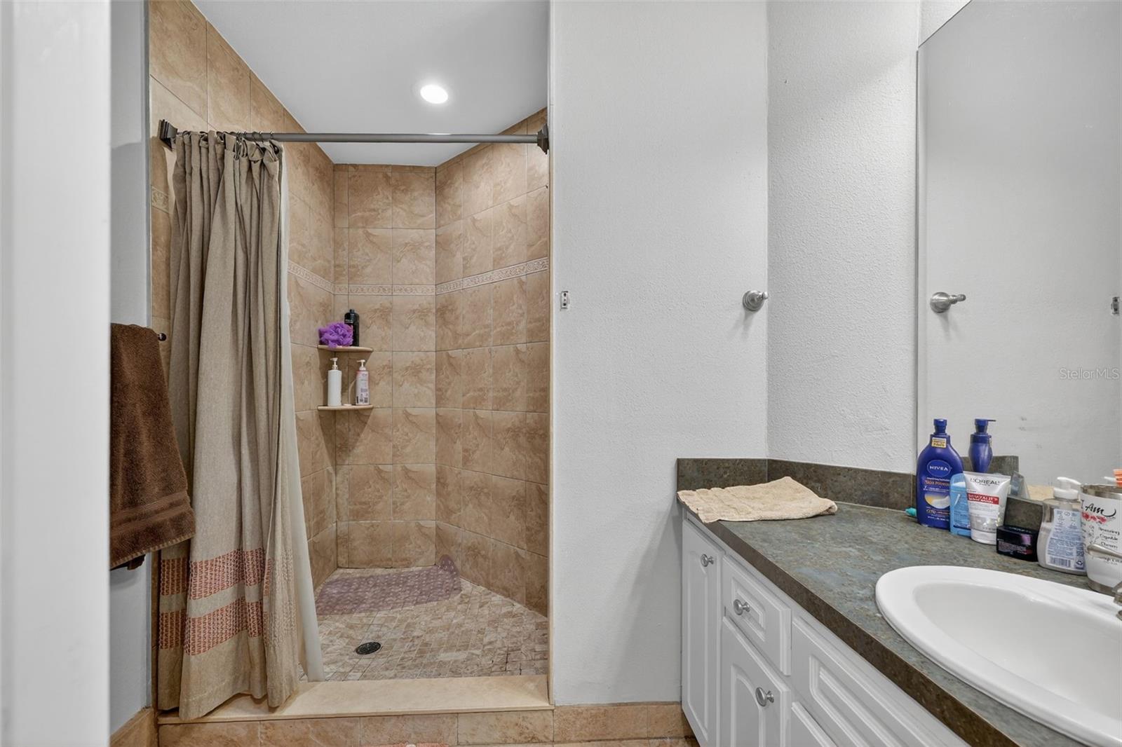 VILLAGE COVE TWNHS CONDO - Residential