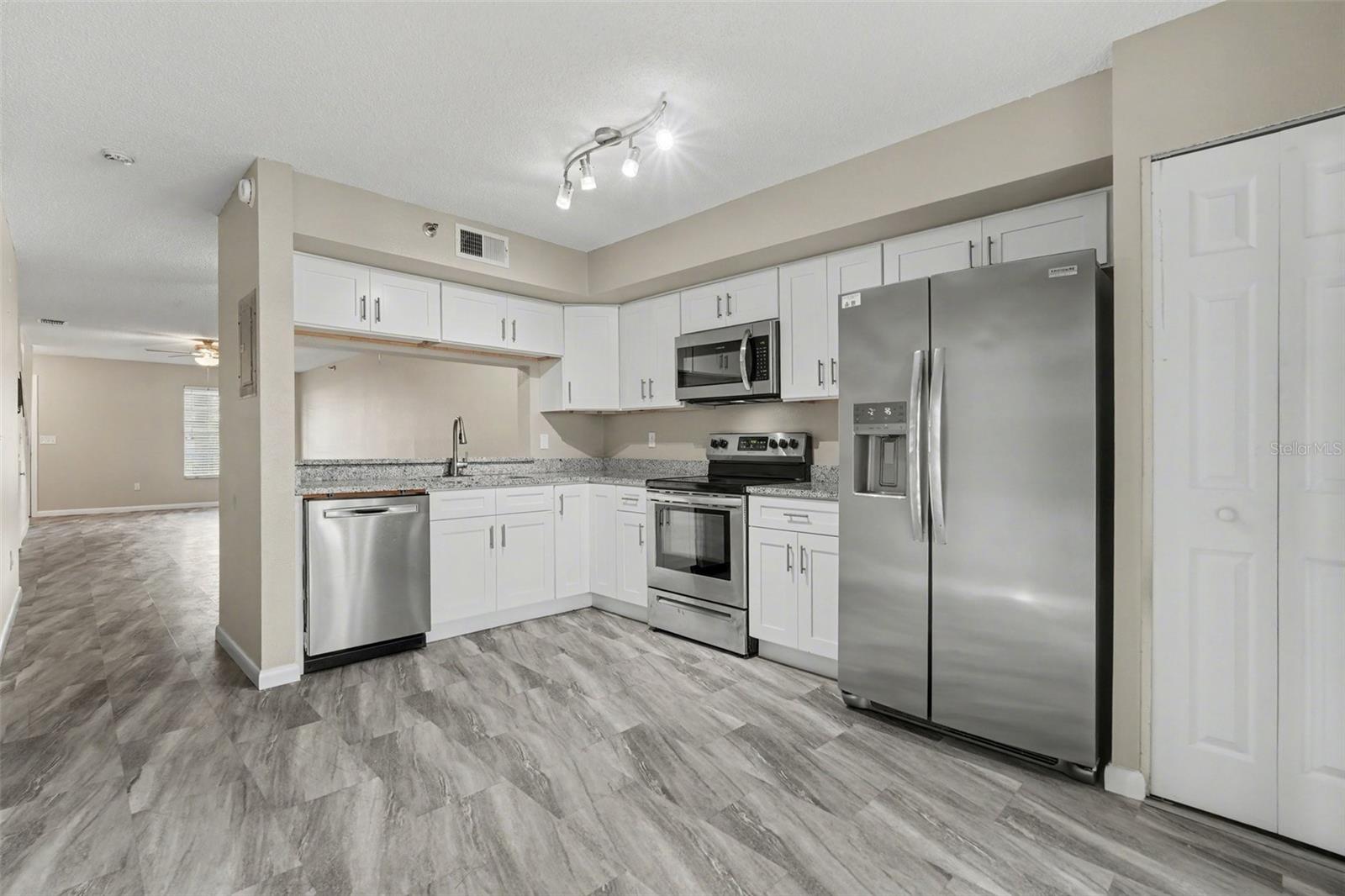 WATERSIDE CONDO III - Residential