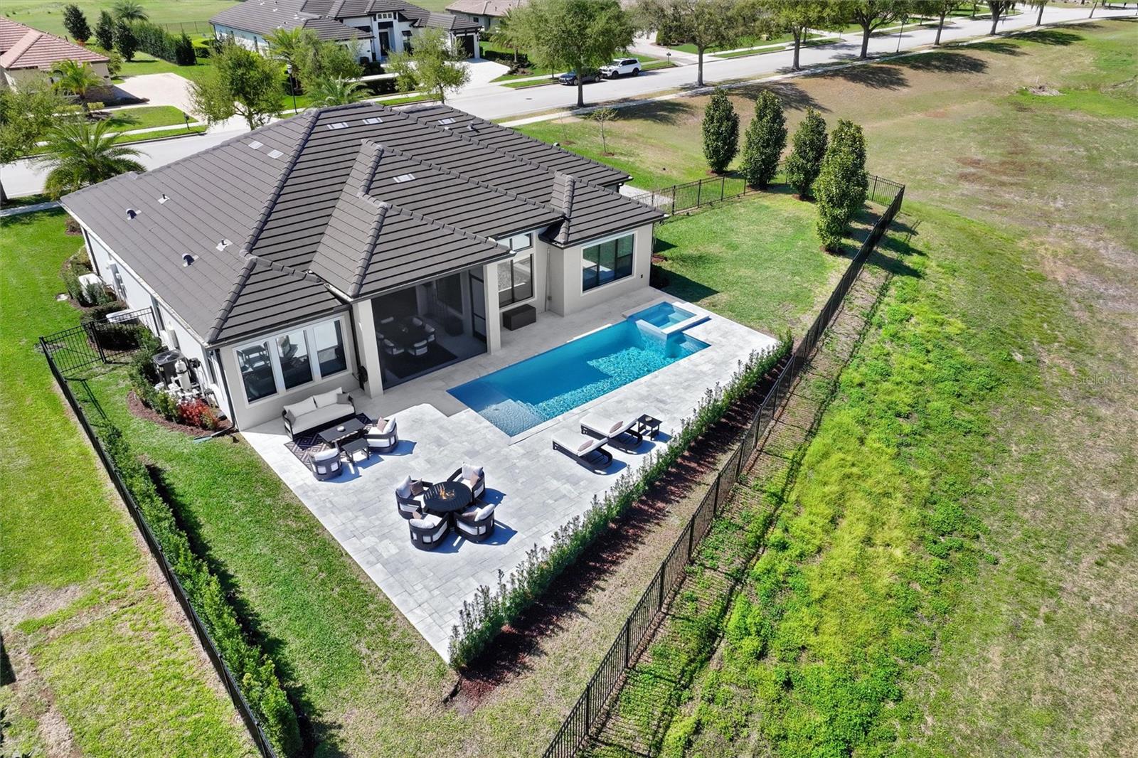 HEATHROW COUNTRY ESTATE - Residential