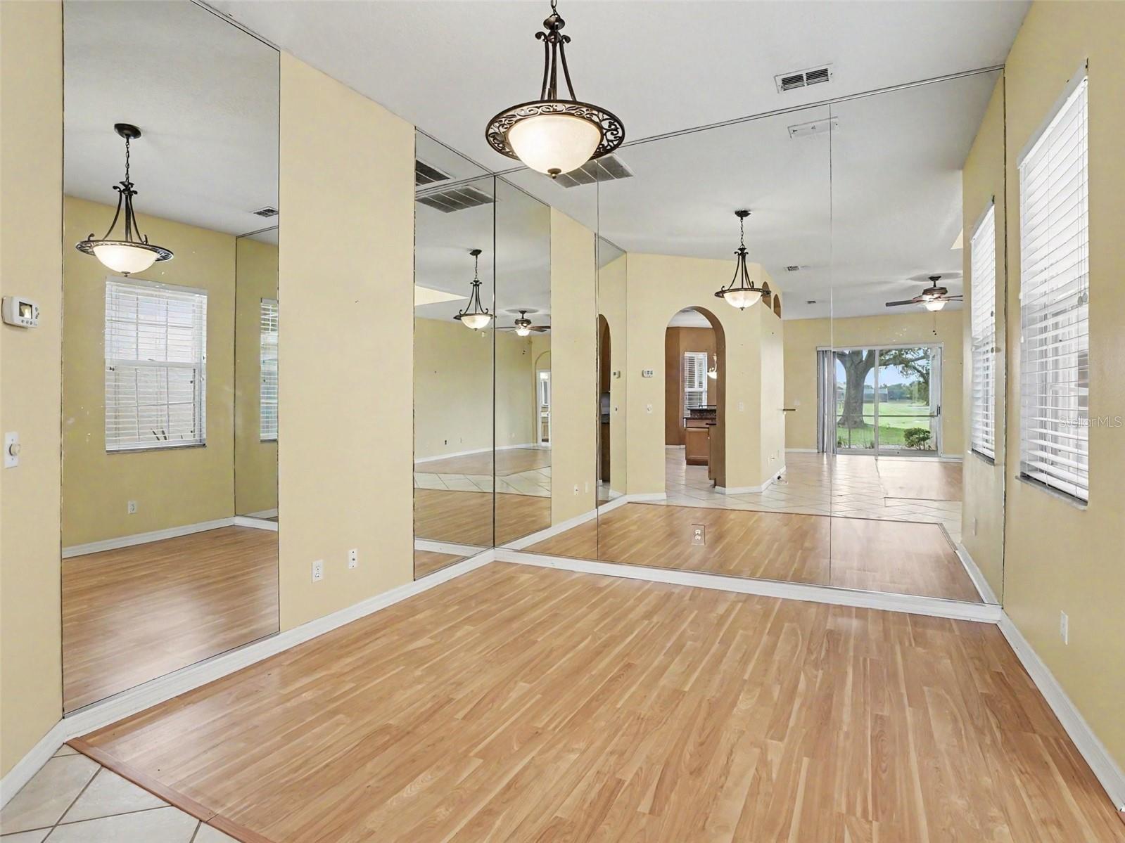 864 LAKEWORTH CIRCLE