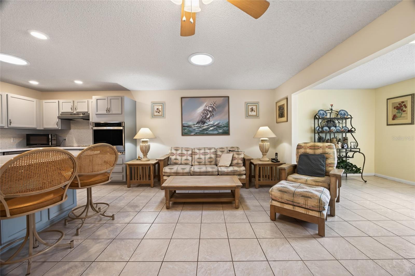 ON TOP/THE WORLD CENTRAL REPLA - Residential