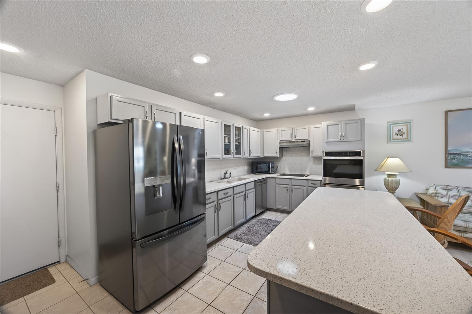 ON TOP/THE WORLD CENTRAL REPLA - Residential