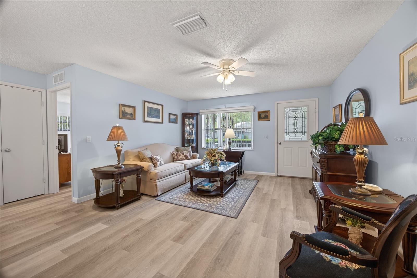 ON TOP/THE WORLD CENTRAL REPLA - Residential