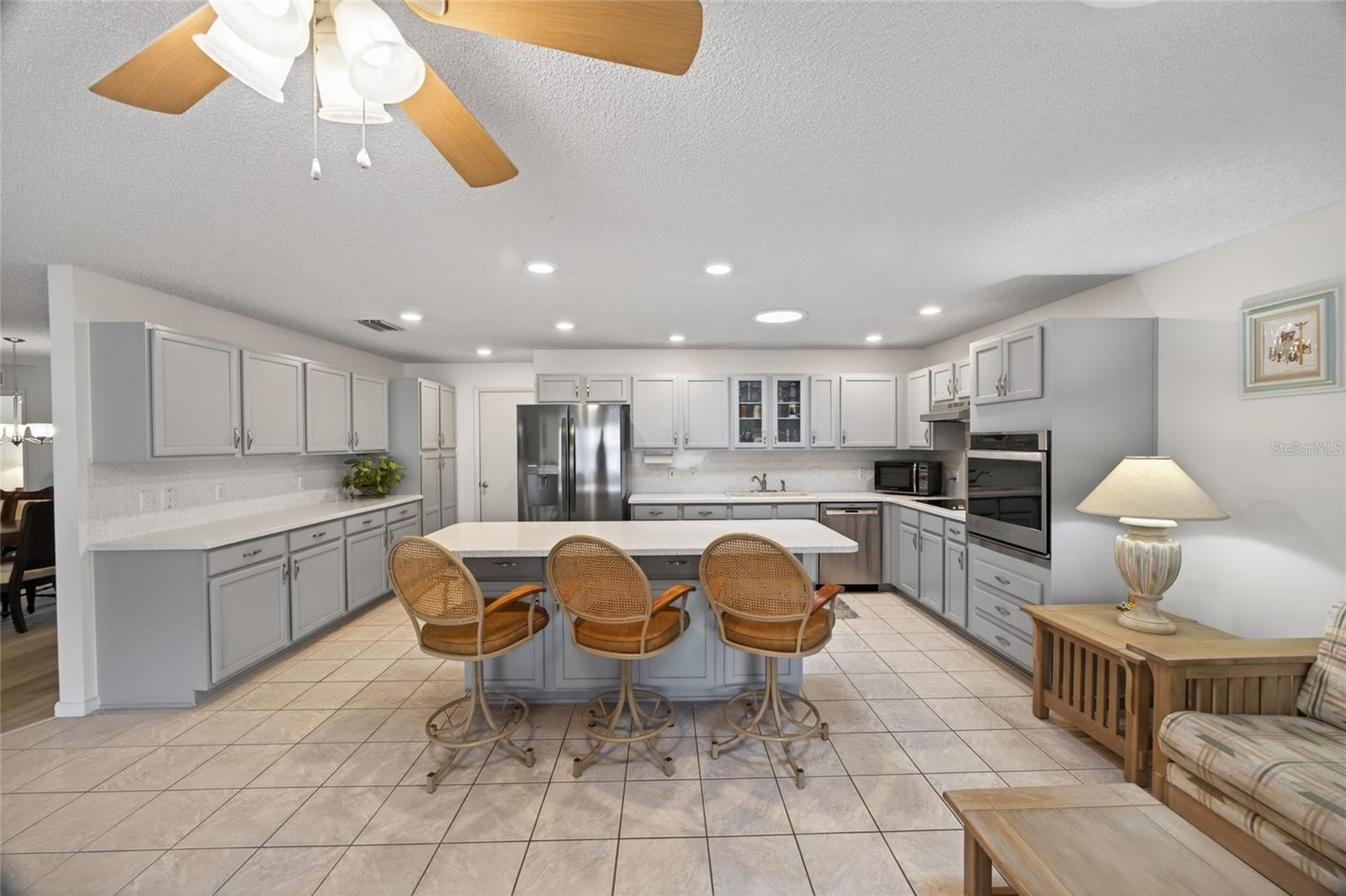 ON TOP/THE WORLD CENTRAL REPLA - Residential